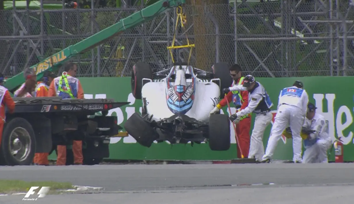 Mobil pebalap Williams, Felipe Massa, dievakuasi setelah menabrak dinding pembatas saat latihan bebas pertama F1 GP Kanada di Sirkuit Gilles Villeneuve, Kanada, Jumat (10/6/2016). (Bola.com/Twitter/F1)
