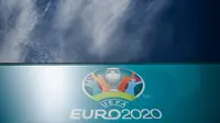 Logo UEFA Euro 2020 terlihat di depan Stadion Saint Petersburg, salah satu tempat penyelenggaraan turnamen sepak bola Euro 2020 / 2021. (Kirill KUDRYAVTSEV / AFP)