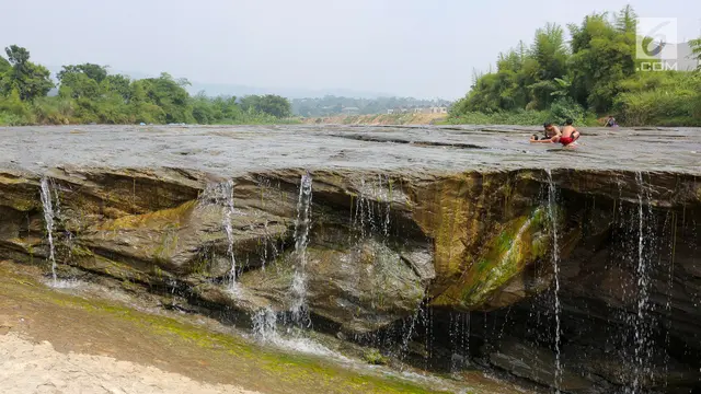 Keseruan Anak-Anak Berenang di Aliran Sungai gunung Sari Bogor