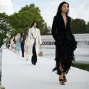 Dior Summer 2027 Hadirkan Busana Ringan dengan Permainan Transparansi dan Siluet Romantis