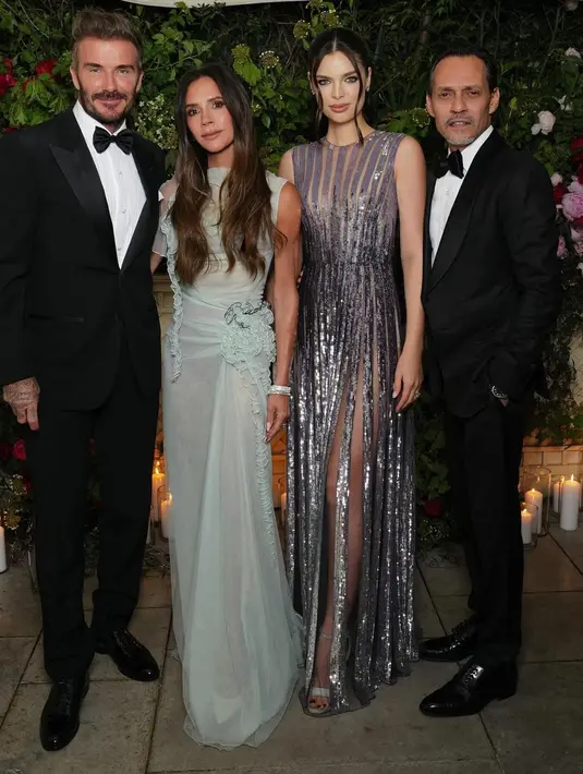 Nadia Ferreira, istri dari Marc Anthony tampak kenakan sequin silver dengan aksen see through yang memikat. [Foto: Instagram/ Victoria Beckham]