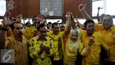 Sejumlah fungsionaris Partai Golkar bersorak usai mendengarkan putusan hakim Pengadilan Negeri Jakarta Utara, Jumat (24/7/2015). Hakim Lilik Mulyadi memutuskan, keabsahan kepengurusan Partai Golkar jatuh kepada kubu Munas Bali. (Liputan6.com/Johan Tallo)