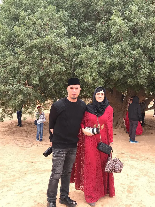 Dikabarkan Gugat Cerai Suami, Ini 6 Potret Mulan Jameela Bersama Ahmad Dhani
