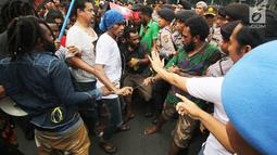 Polisi berusaha membubarkan unjuk rasa massa FRI-WP dan AMP di Jalan Medan Merdeka Barat, Jakarta, Selasa (15/8). Kericuhan dipicu akibat massa aksi yang ingin berunjuk rasa di depan Istana Negara, namun dilarang polisi. (Liputan6.com/Immanuel Antonius)