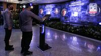 Kapolri Jenderal Pol Listyo Sigit Prabowo didampingi menekan tombol saat peluncuran aplikasi Propam Presisi di Mabes Polri, Jakarta, Selasa (13/4/2021). Aplikasi 'Propam Presisi' tersebut diciptakan oleh Divisi Profesi dan Pengamanan (Divpropam) Polri. (Liputan6.com/Johan Tallo)