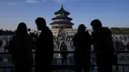 Wisatawan berkunjung ke Kuil Surga di Beijing, Kamis (7/10/2021).  Pada hari terakhir Hari Libur Nasional China selama seminggu warga dan wisatawan ramai-ramai mengunjungi kuil tersebut. (AP Photo/Andy Wong)
