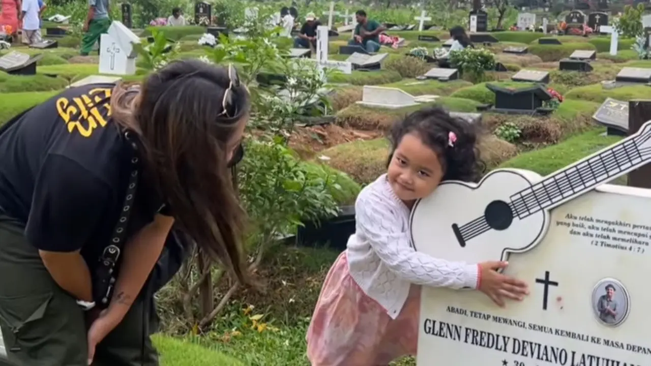 Mutia Ayu ajak Gewa ziarah ke makam Glenn Fredly, bikin netizen sedih