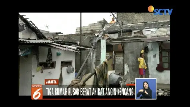 Belasan rumah di Jalan Lagoa Terusan, Koja, Jakarta Utara rusak akibat angin kencang pada Jumat pagi.