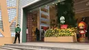 Penjaga toko menunggu pelanggan di sebuah jalan ritel di Wuhan di provinsi Hubei, China tengah (30/3/2020). Para pemilik toko di kota yang menjadi pusat wabah virus corona (Covid-19) itu mulai buka kembali usahanya pada Senin, tapi para pelanggannya masih tampak sepi. (AP Photo/Olivia Zhang)
