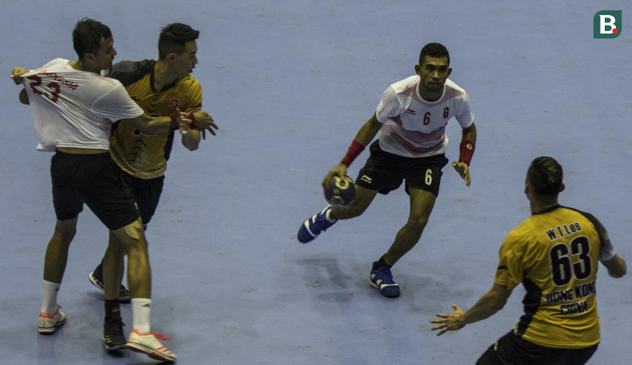 Atlet bola tangan Indonesia, Sir Oni Arianus, mengatur serangan saat melawan Hongkong pada laga Grup C Asian Games di GOR Popki, Jakarta Timur, Senin (13/8/2018). Indonesia kalah 17-40 atas Hongkong. (Bola.com/Vitalis Yogi Trisna)