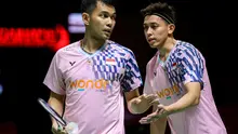 Pebulu tangkis ganada putra Indonesia, Fajar Alfian/Muhammad Rian Ardianto saat bertanding dengan pasangan China, Xie Hao Nan/Zeng Wei Han pada laga perempat final Indonesia Masters 2025 yang berlangsung di Istora Senayan, Jakarta, Jumat (24/01/2025). (Bola.com/Bagaskara Lazuardi)