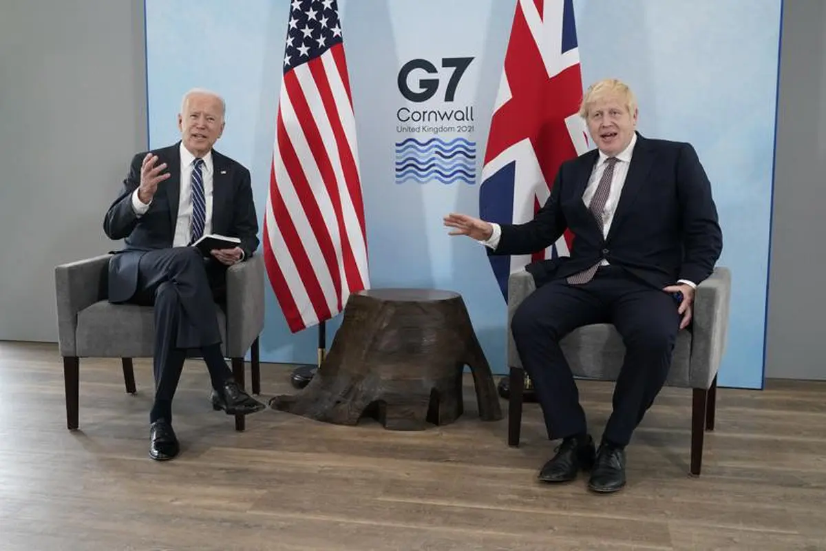 Pertemuan antara Presiden Joe Biden dan Perdana Menteri Inggris Boris Johnson selama pertemuan bilateral menjelang KTT G7, Kamis (10 Juni 2021) di Carbis Bay, Inggris. (Foto AP/Patrick Semansky)