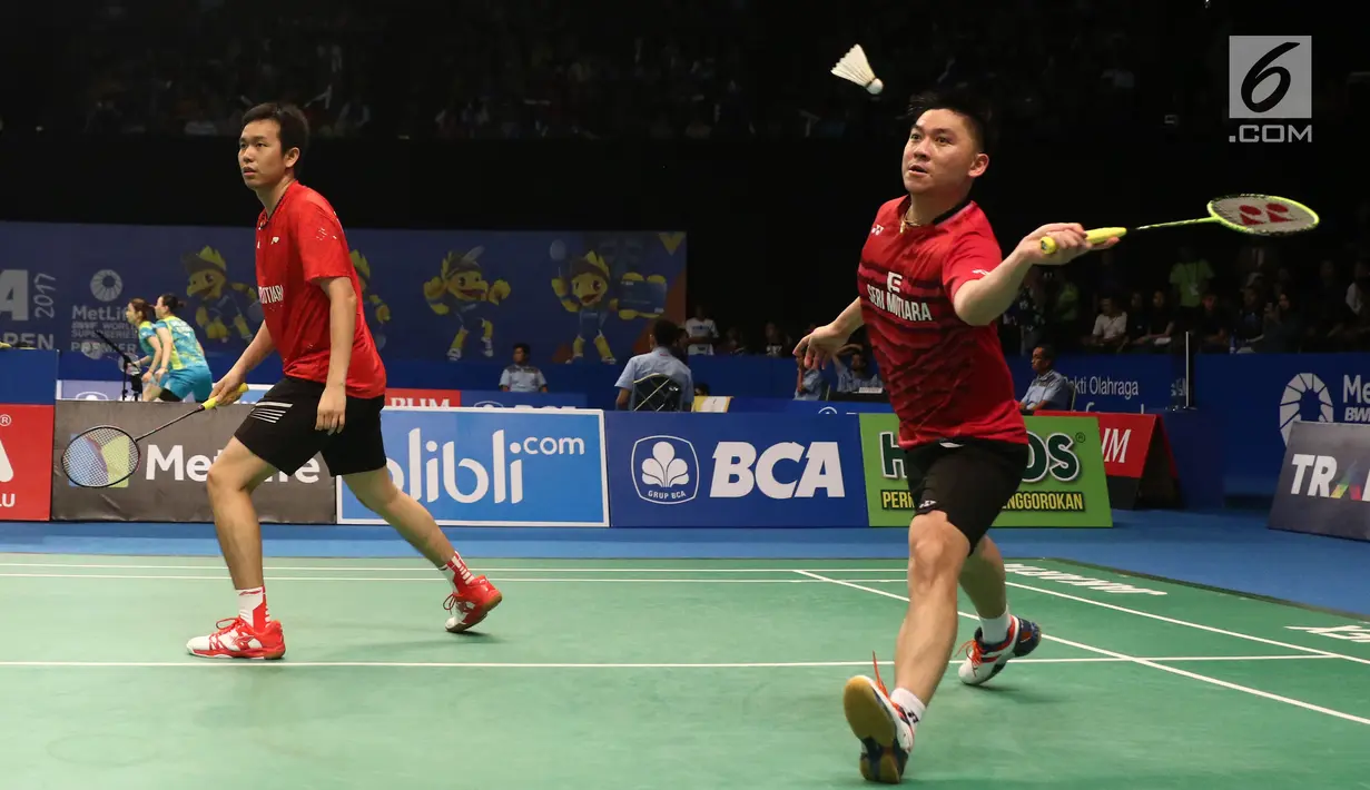 Ganda Putra, Hendra Setiawan dan Boon Heong Taan saat laga melawan Hiroyuki Endo/Yuta Watanabe di babak 32 besar Indonesia Open 2017 di Jakarta, Rabu (14/6). Hendra Setiawan/Boon Heong Taan unggul 10-21, 26-24, 23-21. (Liputan6.com/Helmi Fithriansyah)