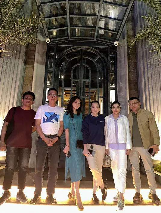 Dalam acara bukber lainnya, Ashanty terlihat didampingi sang suami Anang. Di sini, Ashanty tampil dengan setelan atasan jaket-bawahan celana berwarna putih. Ia juga tampak mengenakan kemeja ungu di bawah jaketnya. Foto: Instagram.
