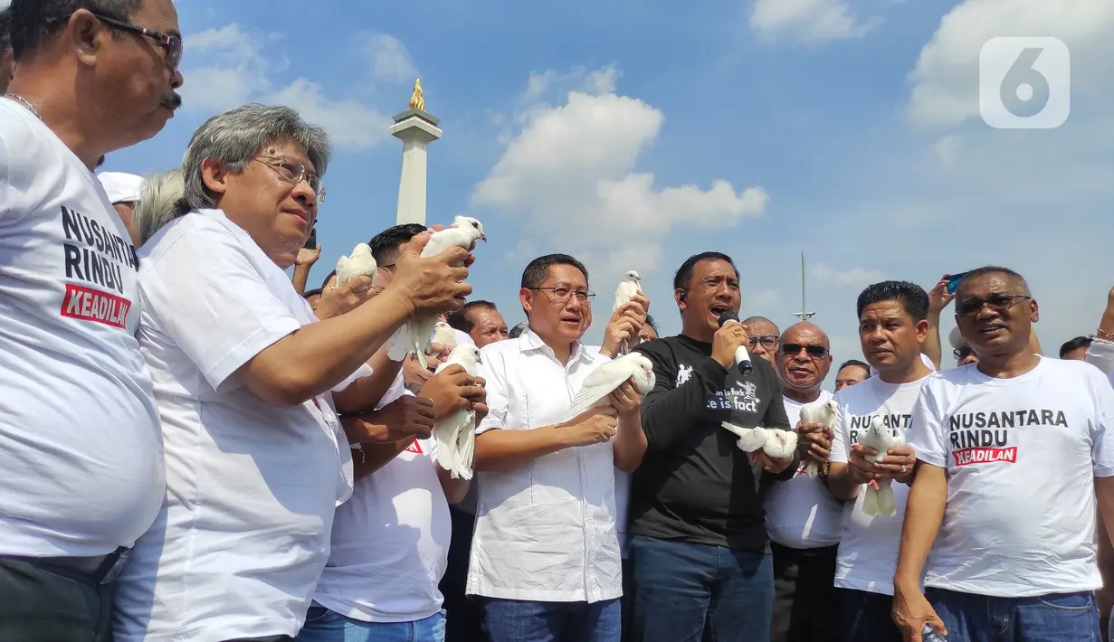 Anas berserta seluruh kader PKN saat melepas 9 burung merpati yang disebut sebagai lambang keadilan. (merdeka.com/Arie Basuki)