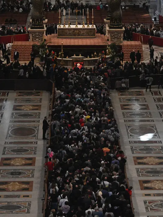 Saat ini, jenazah Paus Fransiskus masih disemayamkan di Basilika Santo Petrus untuk ziarah publik. (Tiziana FABI/AFP)