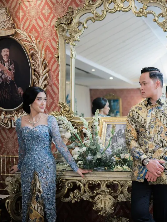 Sedangkan sang tunangan tampil lebih sederhana. Ia mengenakan kemeja batik, yang dipadu dengan celana panjang hitam. Foto: Instagram.