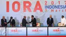 Presiden Jokowi bersalaman dengan Presiden Afrika Selatan Jacob Zuma usai penandatanganan Jakarta Concord pada KTT IORA 2017 di Jakarta, Selasa (7/3). Sebanyak 21 pimpinan delegasi menandatangani Jakarta Concord. (Liputan6.com/Angga Yuniar)