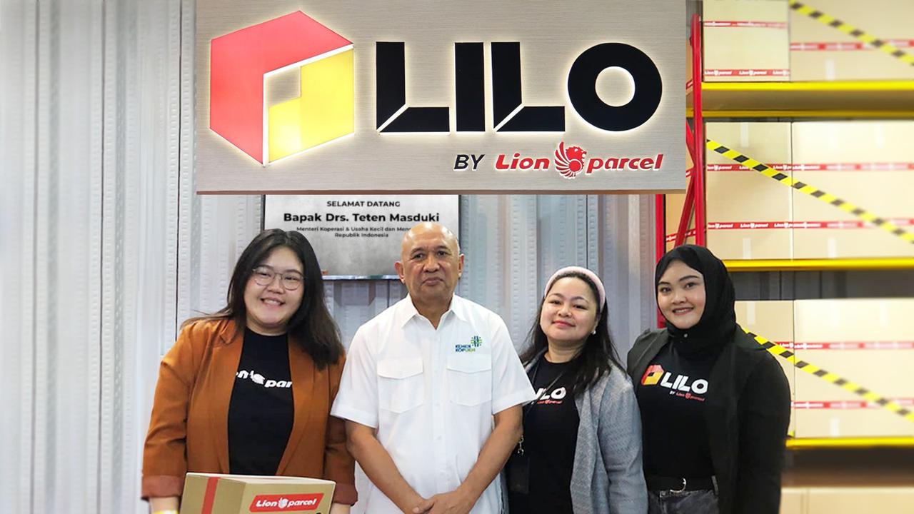 Menteri Koperasi dan UKM Republik Indonesia Teten Masduki (tengah) saat berkunjung ke booth LILO, layanan fulfillment Lion Parcel, dalam acara Indonesia Digital MeetUp 2023 yang digelar SMESCO pada 5-6 Oktober 2023. (Dok Lion Parcel)