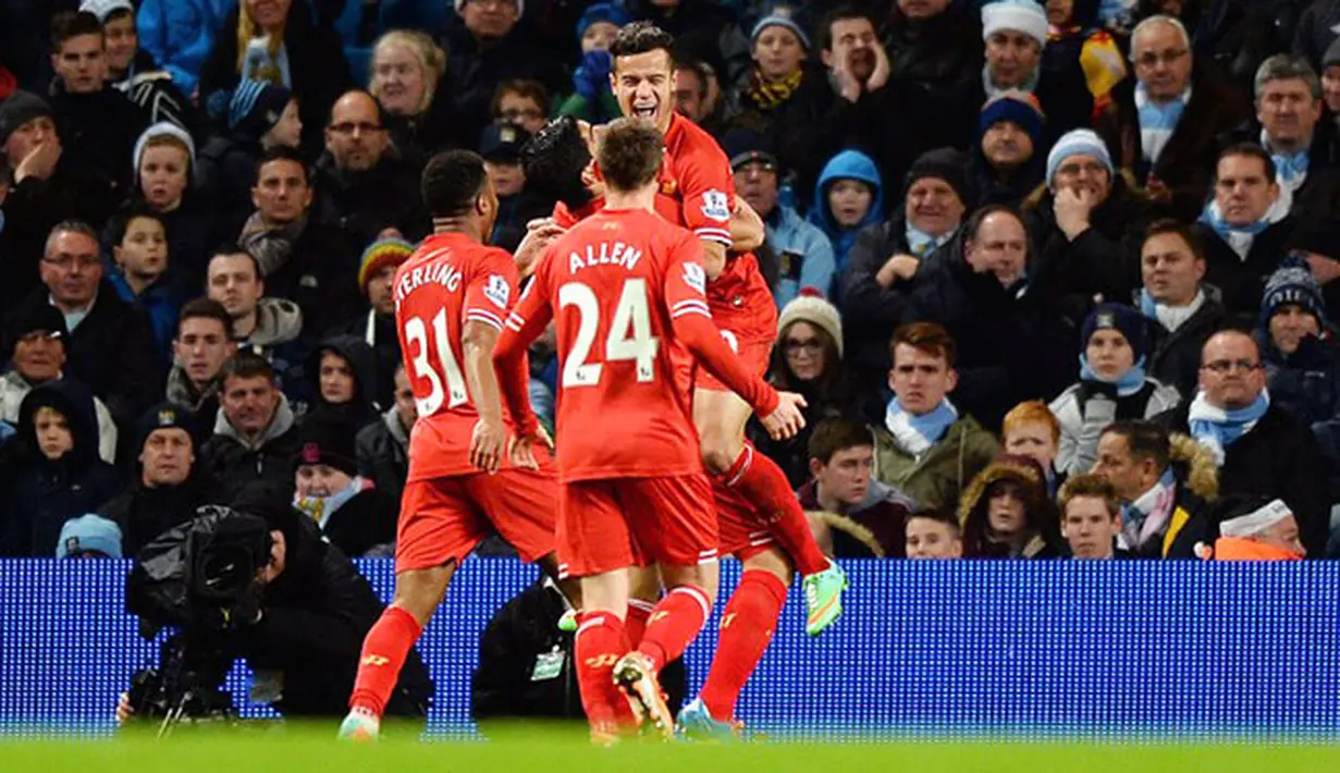 Selebrasi Philippe Coutinho setelah mencetak gol pada pertandingan sepak bola Liga Inggris antara Manchester City vs Liverpool di Etihad Stadium, Manchester (27/12/13). (AFP/Paul Ellis)
