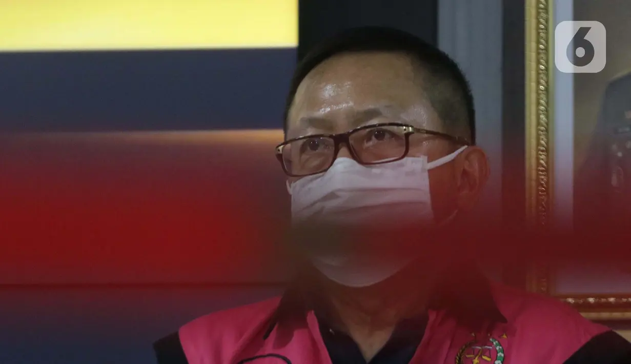 Terpidana kasus pembalakan liar dan perusakan alam, Adelin Lis saat rilis penahanan di Gedung Penerangan Kejaksaan Agung, Jakarta, Sabtu (19/6/2021). Adelin Lis ditangkap di Singapura dan dipulangkan ke Indonesia setelah buron selama 13 tahun. (Liputan6.com/Helmi Fithriansyah)