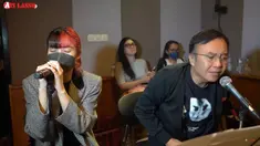 Latihan bersama Ari Lasso sebelum duet di konser, Isyana Sarasvati mengunjungi rumah dari musisi yang ternyata adalah omnya. Ari sendiri mengungkapkan bahwa Isyana merupakan keponakannya, dari pihak ibu Ari Lasso. Bakal berduet dengan keponakan di Konser Kehidupan Ketiga, ia pun latihan membawakan lagu hampa. (Liputan6.com/YouTube/ARI LASSO TV)