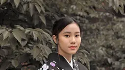 Liburan ke Jepang memang kurang rasanya bila belum berfoto mengenakan kimono. Pakaian yang merupakan bagian dari budaya Jepang ini memang selalu menarik perhatian para wisatawan. Cukup banyak selebriti Indonesia yang liburan ke Jepang sambil mengabadikan momen mengenakan baju kimono.(Liputan6.com/IG/@jessicajane99)