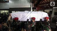Tentara membawa jenazah Menpan RB Tjahjo Kumolo menuju mobil ambulans saat upacara prosesi persemayaman dan pelepasan di Kantor Kemenpan RB Sudirman, Jakarta Selatan, Jumat (1/7/2022). Tjahjo Kumolo meninggal dunia di RS Abdi Waluyo pada pukul 11.10 WIB karena sakit infeksi paru-paru yang diderita. (Liputan6.com/Johan Tallo)