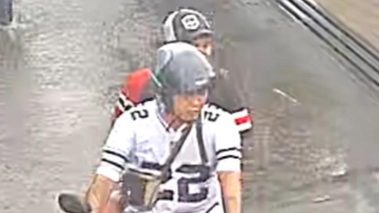 Polisi Tangkap 2 Pelaku yang Begal Kurir Paket Saat Berteduh di Astanaanyar Bandung