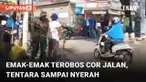 Insiden nekat oleh emak-emak kembali terjadi. Kali ini emak-emak bermotor menerobos cor jalan yang masih basah. Tentara yang ikut gotong royong sampai tak habis pikir dengan tingkah emak-emak tersebut.
