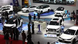 Pemerintah melalui Menteri Perindustrian Agus Gumiwang Kartasasmita berharap, ajang IIMS 2026 menjadi katalis penting dalam mempercepat pemulihan sekaligus memperkuat fondasi industri otomotif nasional. Tampak dalam foto, pengunjung melihat-lihat mobil yang dipamerkan saat International Motor Show (IIMS) 2026 di JIExpo Kemayoran, Jakarta, Kamis (5/2/2026). (Kapanlagi.com/Budy Santoso)