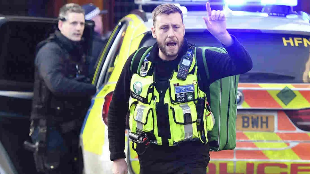 Pihak kepolisian London bertugas di TKP usai terjadi aksi teror penusukan.