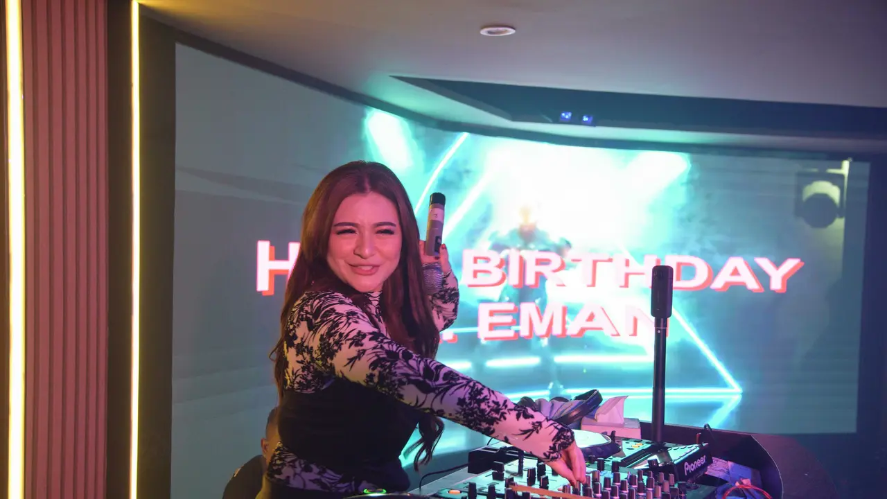 Nathalie Holscher saat grand opening Lets Glow Lounge Karaoke PGC