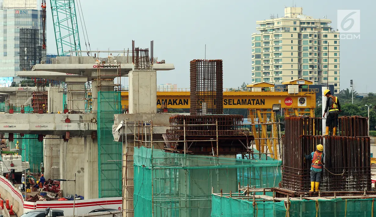 Pekerja menyelesaikan proyek pembangunan LRT koridor Cibubur-Cawang di Jakarta, Rabu (5/12). Per akhir Oktober 2018, progres konstruksi di lintas jalur kereta sepanjang 14,50 kilometer itu telah mencapai 70,90 persen. (Liputan6.com/JohanTallo)