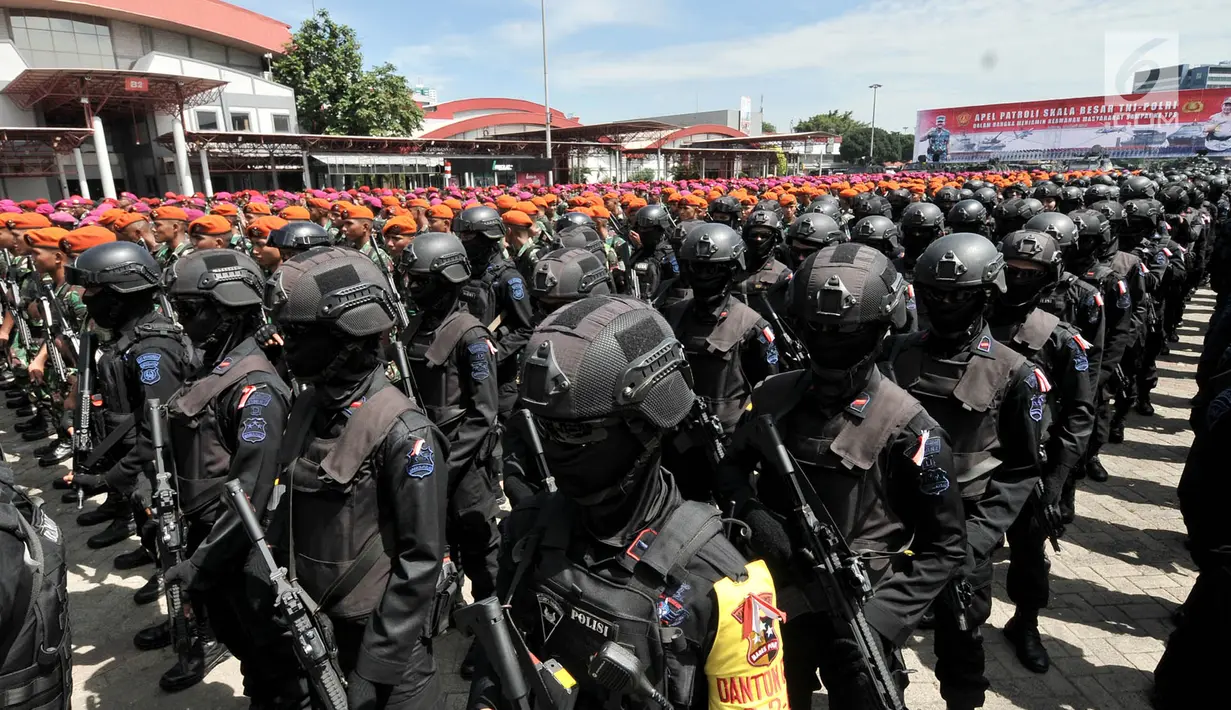 Prajurit TNI dan personel Polri melaksanakan Apel Patroli Skala Besar TNI-Polri di JIExpo, Kemayoran, Jakarta Pusat, Minggu (14/4). TNI dan POLRI siap mengamankan pelaksanaan Pemilu serentak  17 April 2019 mendatang dengan menjamin keamanan masyarakat sampai ke TPS. (merdeka.com/Iqbal S. Nugroho)