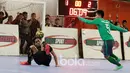 Pemain Timnas Futsal Indonesia, Septiyan (kanan) mencoba merebut bola dari pemain Blacksteel Manokwari pada laga uji coba jelang AFF Championship 2017 Thailand di Tifosi Sport Center, Selasa (16/1/2016). (Bola.com/Nicklas Hanoatubun)
