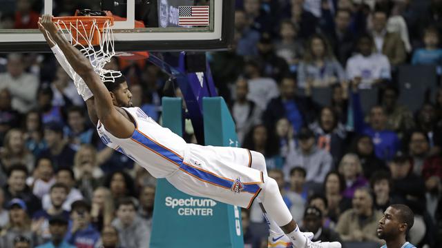 Slam dunk Paul George saat Thunder melawan Hornets