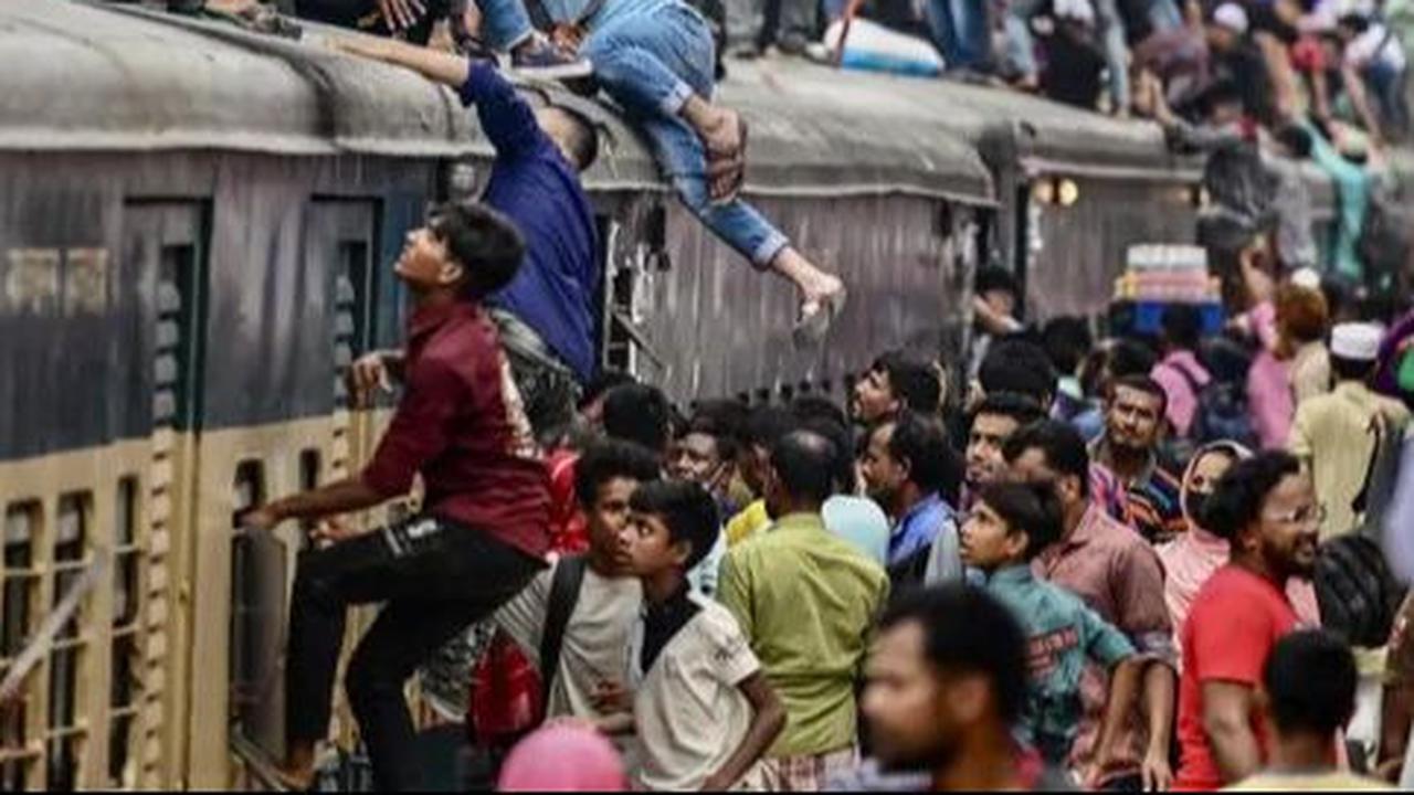 Orang-orang menaiki kereta api saat mereka dalam perjalanan mudik menjelang Iduladha di Stasiun Tongi, pinggiran Dhaka, Bangladesh, Jumat (14/6/2024).&nbsp;Menjelang Iduladha, jutaan warga Bangladesh memadati terminal bus, stasiun kereta, dan bandara untu