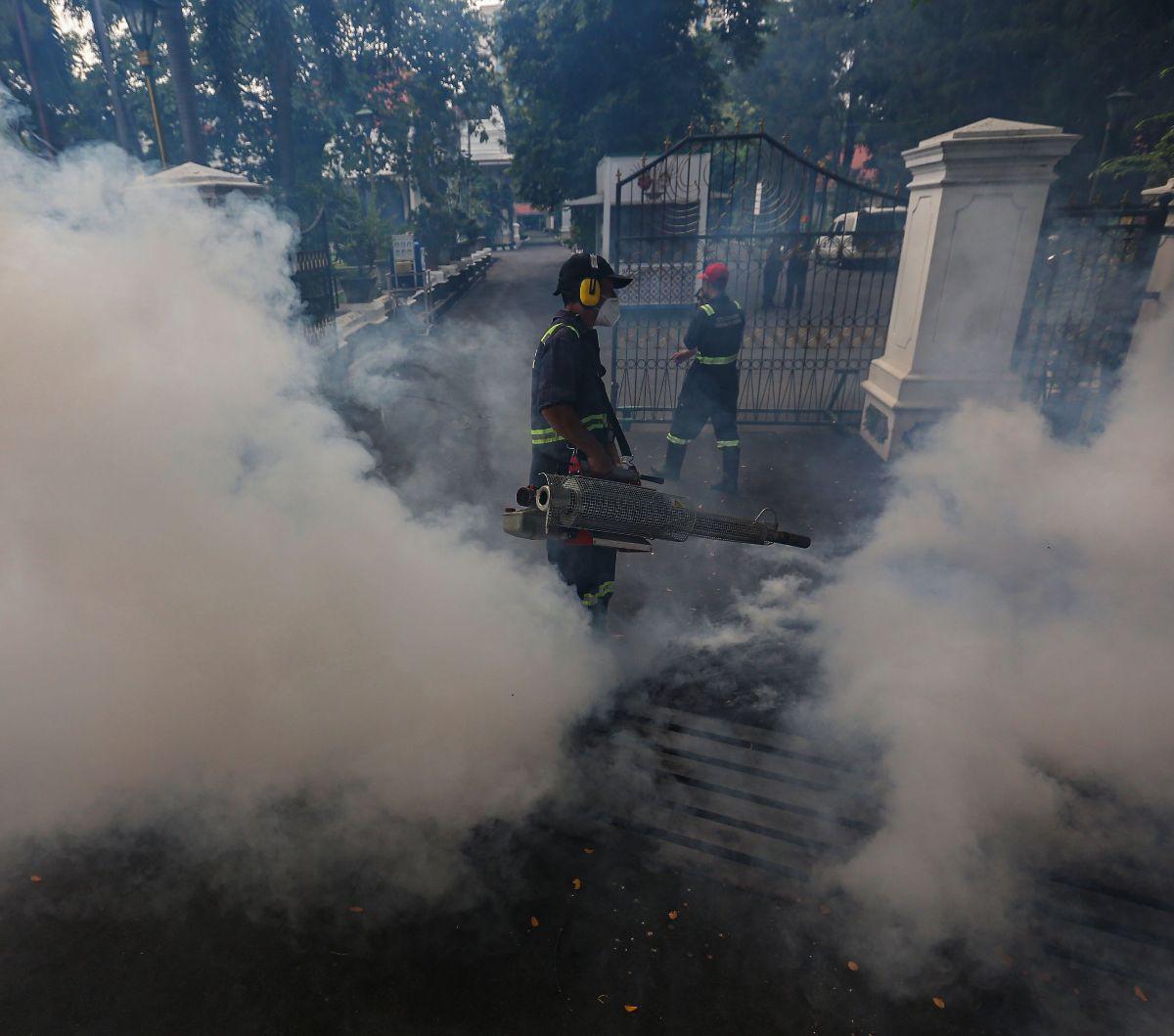 Petugas Puskesmas Palmerah melakukan pengasapan atau fogging untuk memberantas sarang nyamuk&nbsp;aedes aegypti di Museum Tekstil, Jakarta, Selasa (30/4/2024). Pengasapan ini dilakukan mengantisipasi penyebaran nyamuk yang menyebabkan Demam Berdarah Dengu