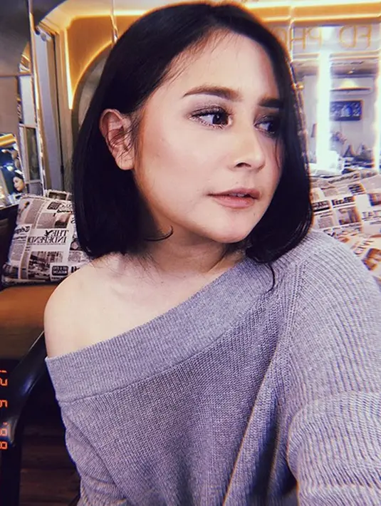Selama ini, Prilly Latuconsina tampil dengan rambut panjangnya. Namun beberapa hari lalu ia mengunggah foto dengan rambut bob pendeknya. Belum diketahui apakah Prilly memotongnya atau tidak, tapi di foto itu Prilly makin imu(Instagram/Prillylatuconsina96)