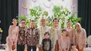 Ashanty dan Sarah Menzel pun hadir mengenakan kebaya coklat dipadukan bawahan kain batiknya. [@ashanty_ash]