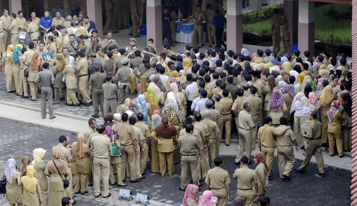 Ratusan PNS Kota Tangerang mengikuti Halal Bi Halal pada hari perdana masuk bekerja seusai libur Lebaran dengan Walikota Tangerang H. Arief R. Wismansyah di halaman Pemkot Tangerang, Banten, (4/8/2014). (ANTARA FOTO/Lucky R)