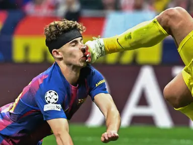 Laga perempat final Liga Champions antara Atletico Madrid dan Barcelona diwarnai insiden mengerikan yang melibatkan kiper Atletico, Juan Musso, dan pemain Barcelona, Fermin Lopez. (AFP/Javier Soriano)