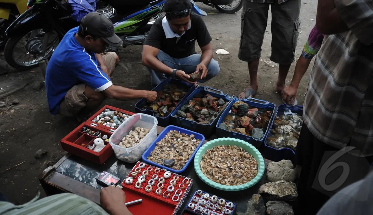 Sejumlah warga saat melihat batu khas Nusakambangan, Jawa Tengah, Sabtu (7/3/2015). Maraknya berita hukuman mati di lapas nusakambangan menjadi rejeki bagi warga Desa Wijaya Pura dengan batu-batu khas nusakambangan. (Liputan6.com/Johan Tallo)
