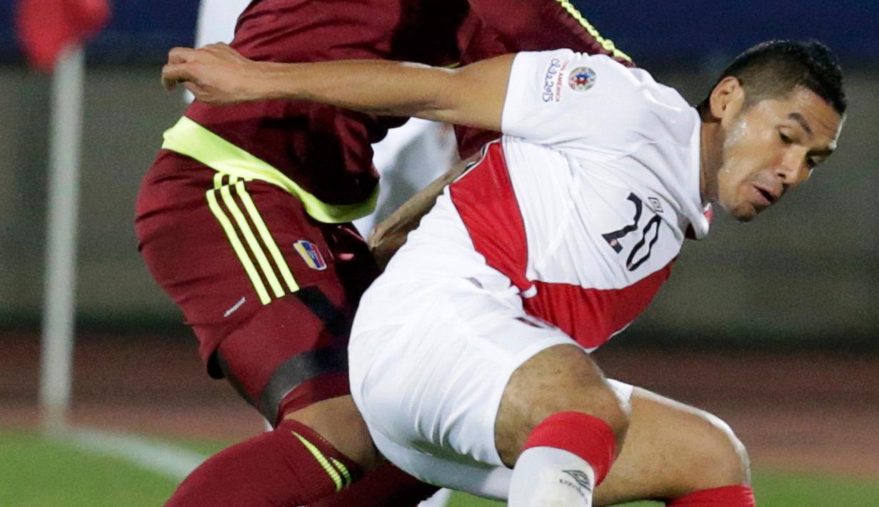 Gelandang Peru, Joel Sanchez (depan) berusaha mengontrol bola dari hadangan pemain Venezuela Gabriel Cichero saat pertandingan Copa Amerika 2015 di Estadio Elías Figueroa, Chile, Kamis (18/6/2015). Peru menang 1-0 atas Venezuela. (REUTERS/David Mercado)