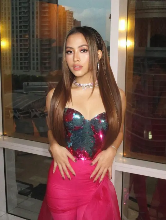 Eks member JKT48 tersebut buat fans pangling dengan look terbaru yang lebih glamor. [Instagram @zaradhsty]