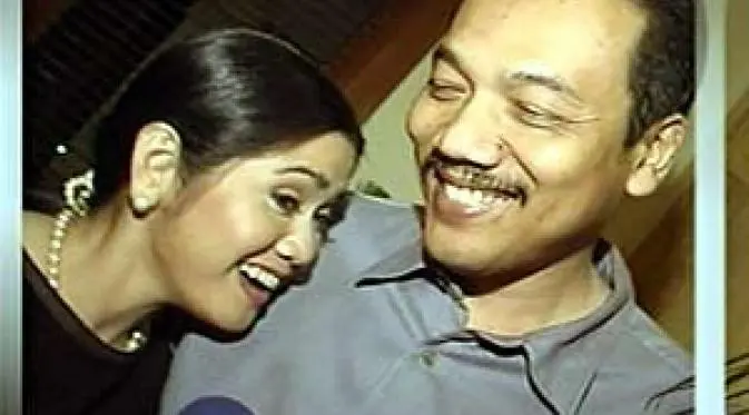 Vina Panduwinata dan suami. (via Liputan6.com)