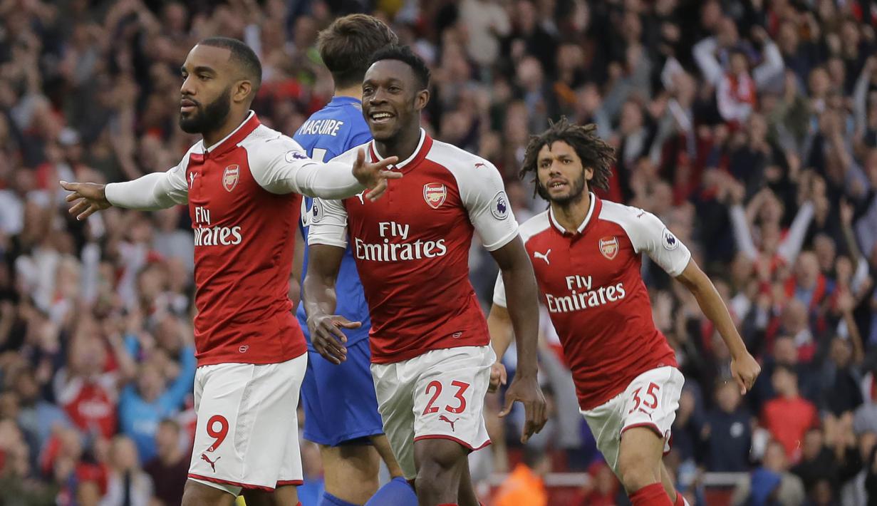 Striker Arsenal, Alexandre Lacazette, merayakan gol yang dicetaknya ke gawang Leicester pada laga Premier League di Stadion Emirates, London, Jumat (11/8/2017). Arsenal menang 4-3 atas Leicester. (AP/Alastair Grant)
