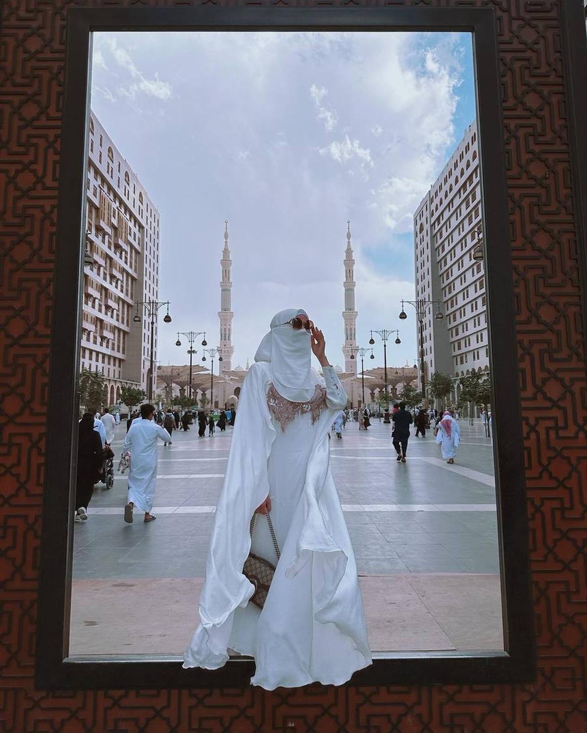 8 Potret Isa Zega yang Santai Bergaya dengan Cadar Saat Umrah, Disebut Nistakan Agama - Identitasnya Jadi Sorotan