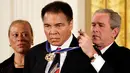Mantan Presiden AS George W. Bush (kanan) saat memberikan penghargaan kepada Muhammad Ali di gedung putih,Washington, 9 November 2005. Muhammad Ali meninggal karena penyakit komplikasi pernapasan sejak Kamis lalu. (REUTERS / Kevin Lamarque)